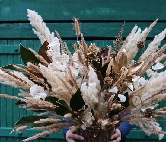 Композиция (растения) из белоснежной пальмы и летящего пампаса 